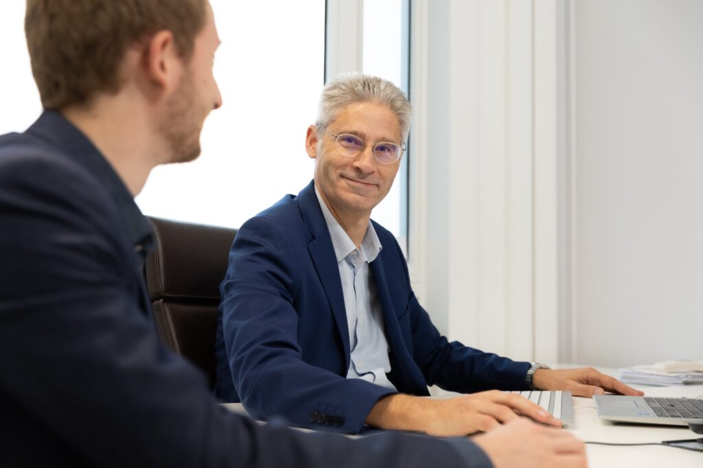 deux consultants en situation de travail