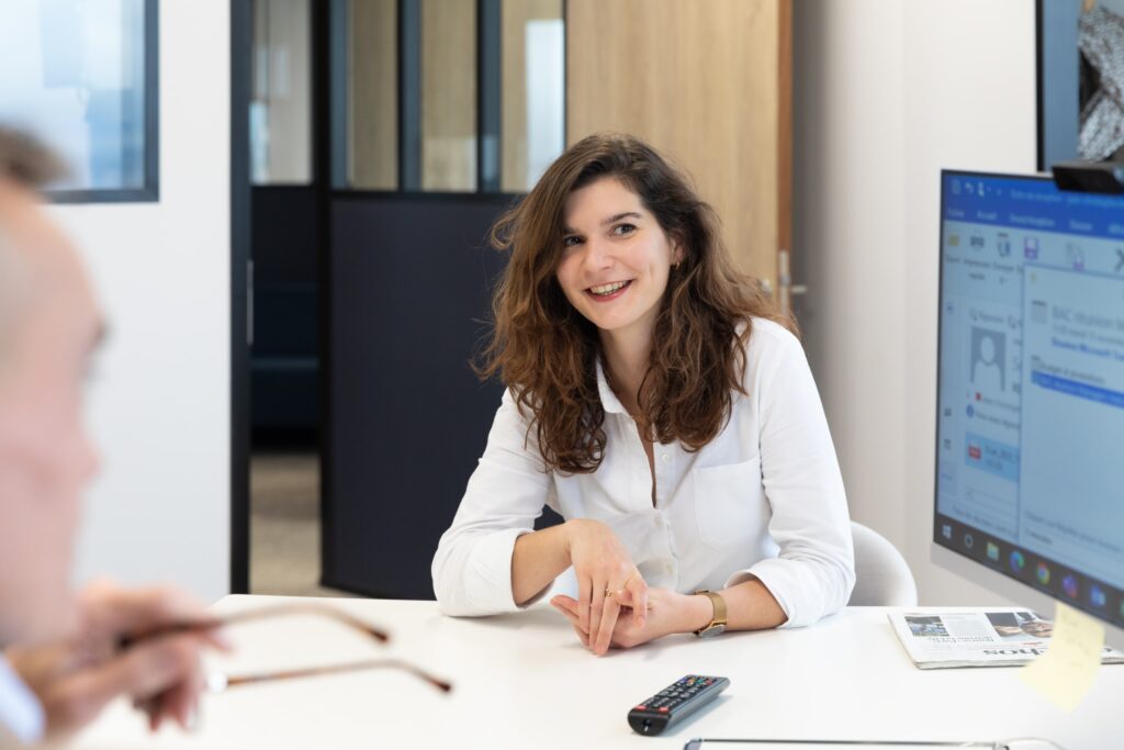 Consultante dans le bureau d'un associé