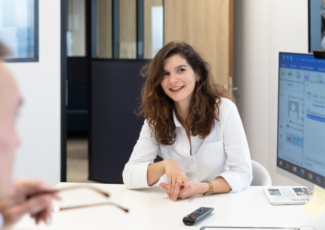 Consultante dans le bureau d'un associé