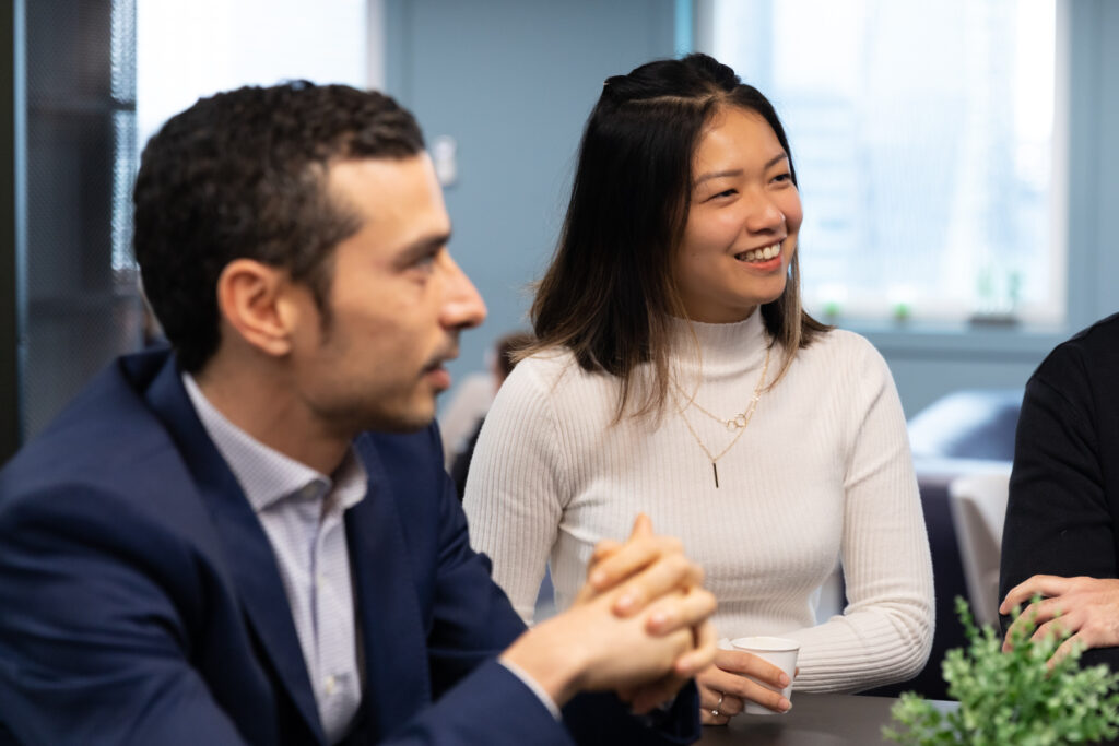 Collaborateurs écoutant une discussion