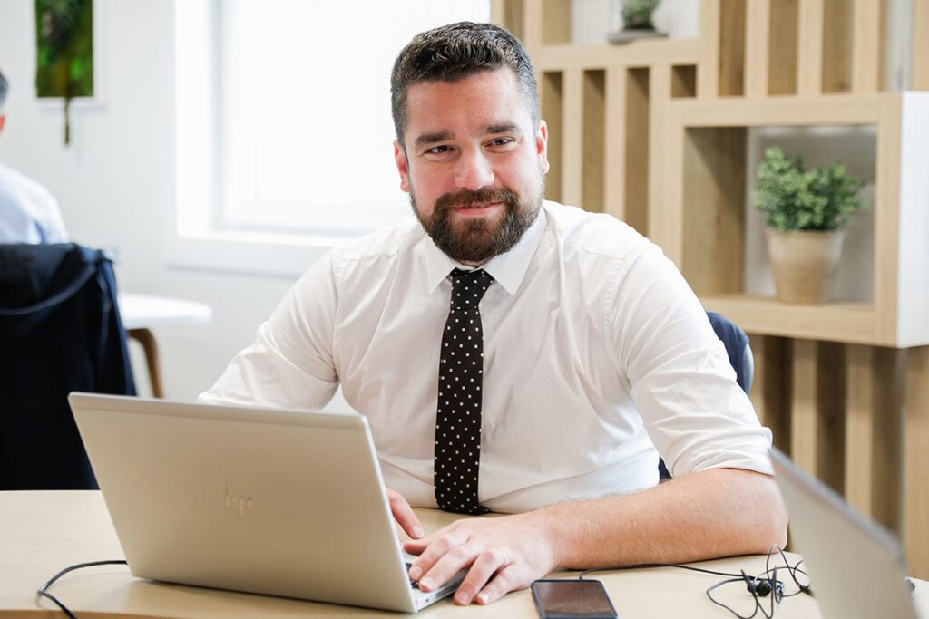 portrait d'un collaborateur devant son ordinateur