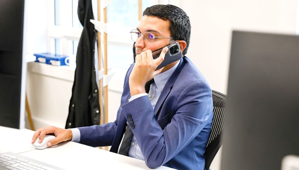 portrait d'un consultant au téléphone